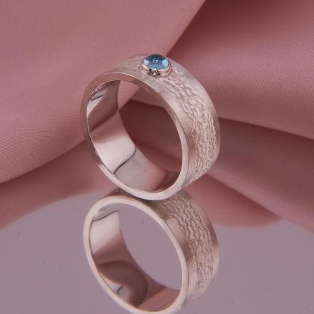 Detailaufnahme des filigranen Wellenmusters und der seidenmatten Ringschiene des Nerion Rings.